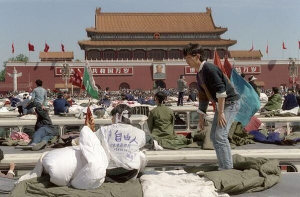 Student hunger strikers stay on top of buses parked at Tiananmen Square in Beijing 19 May 1989, the scene of the mass pro-democracy protest led by students against the Chinese government. The April-June1989 pro-democracy movement was crushed by Chinese troops in June 1989 when army tanks rolled into Tiananmen Square 04 June 1989. (Photo by CATHERINE HENRIETTE / AFP)        (Photo credit should read CATHERINE HENRIETTE/AFP/Getty Images)